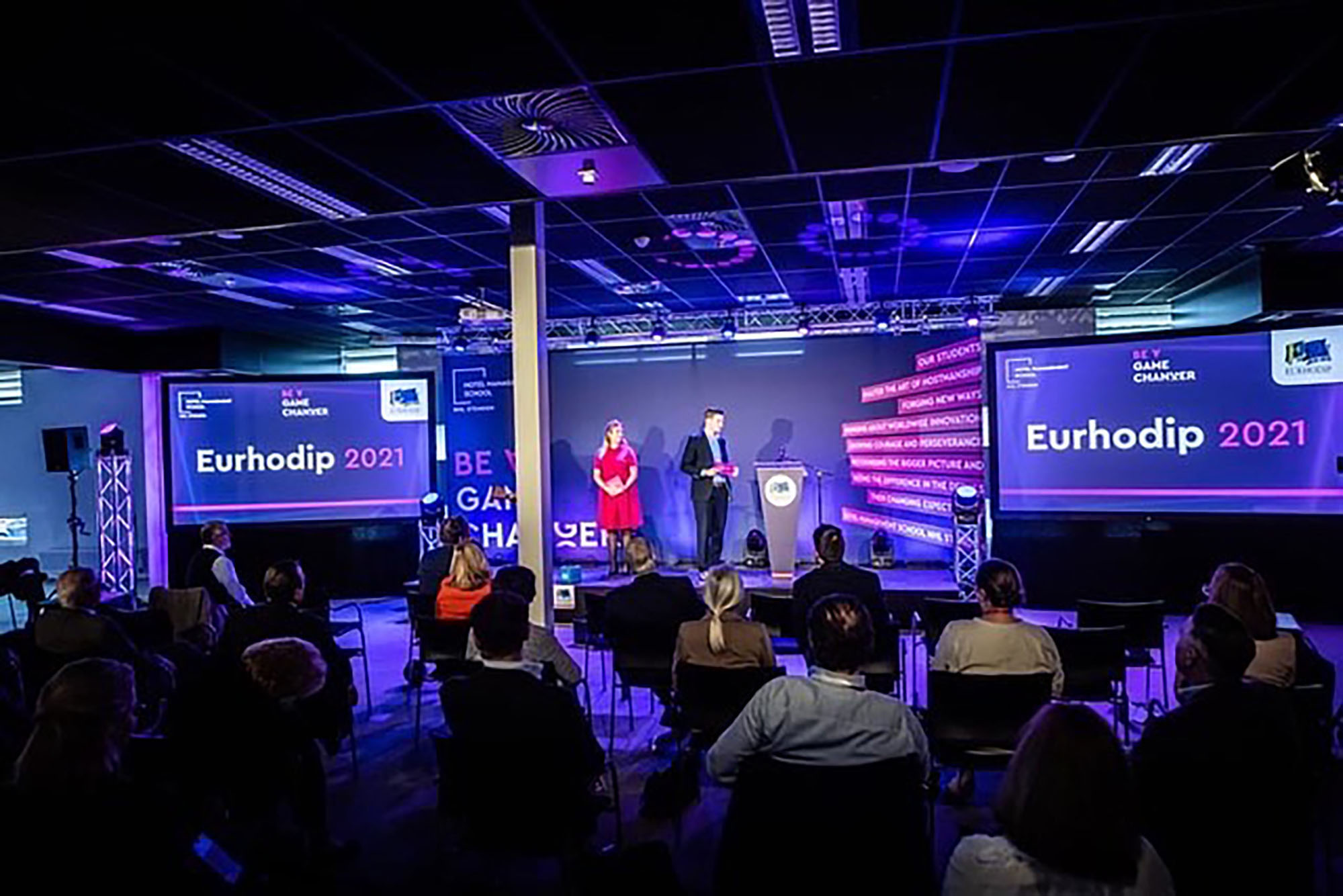 Dagregie voor een symposium Op zoek naar hulp bij uw symposium? Professionele organisatie, strak draaiboek en vlekkeloze uitvoering. Vraag vandaag nog een vrijblijvende offerte aan.