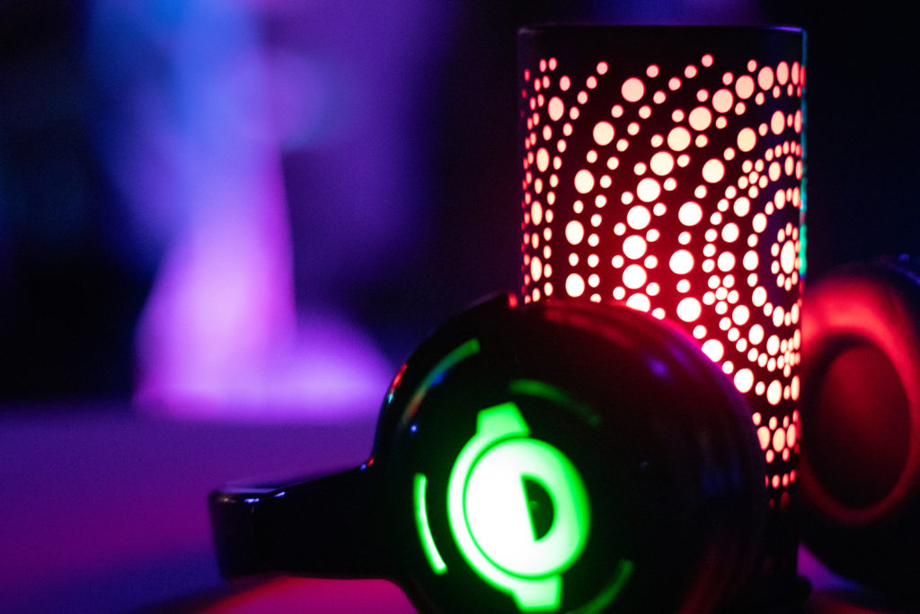 Silent disco headset on a table Smart Camels | Wij organiseren jouw BrandEvent!